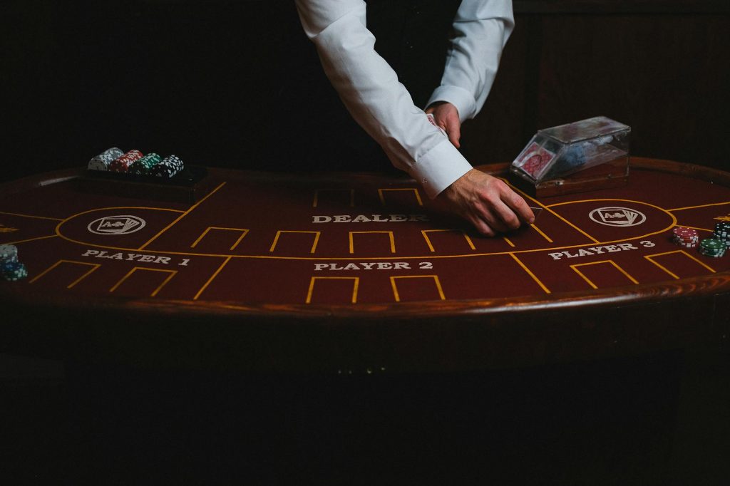 Cận cảnh bàn baccarat trực tuyến với bài và chip đặt cược