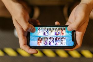 Giao diện game bắn cá trên điện thoại với khung cảnh dưới biển sinh động