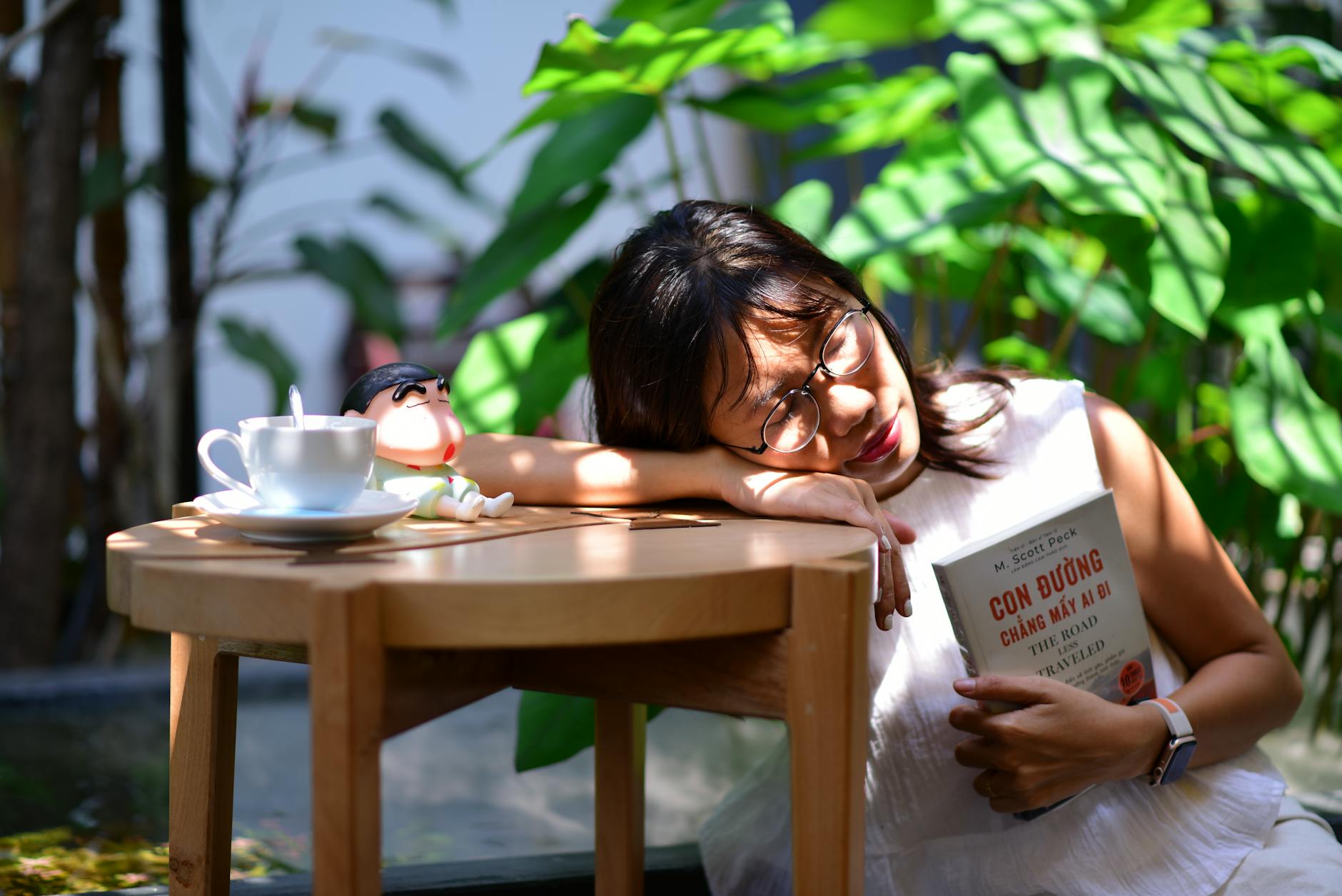 Sổ tay quản lý vốn đặt cạnh điện thoại và bút