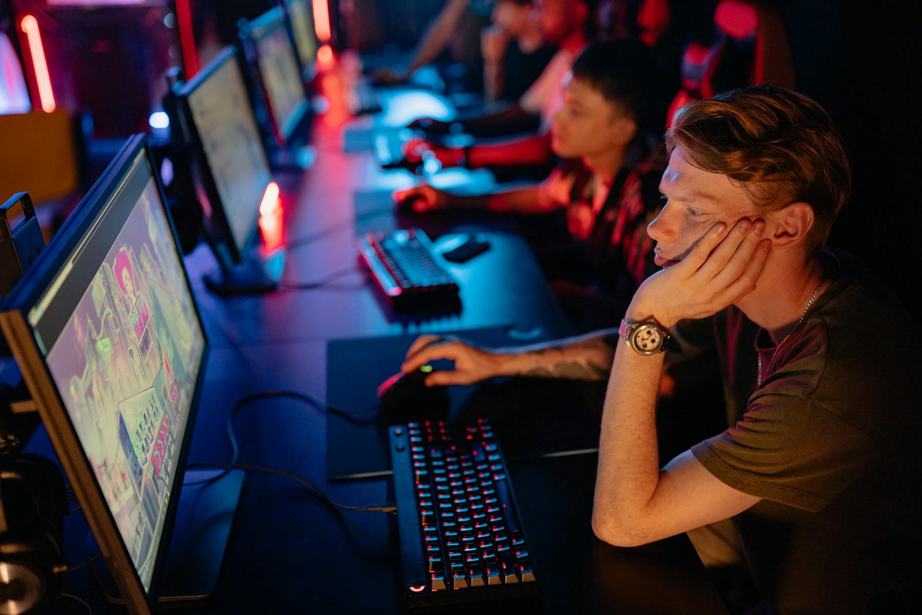 Người dùng theo dõi kèo eSports trên điện thoại và máy tính